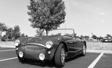Chicago, Illinois, ABD - 08 Eylül 2024: 1962 Austin Healey 3000 iki koltuklu, üstü açılabilir eski araba, köşe manzaralı. Retro araba. Retro Austin Healey 3000 araba. Chicago 'dan Austin Healey