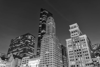 Chicago gökdelen binasının gece manzarası. Chicago gökdelenin mimarisi. Şehir gecesi aydınlatılmış bina. Gökdelen şehir manzarası. Chicago 'nun gece şehri. İş şehri. Akşam meltemi.