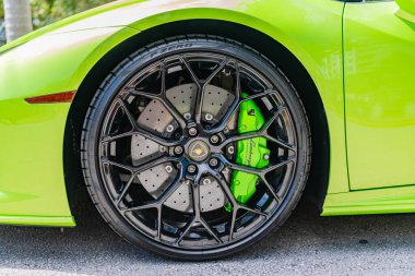 Miami, Florida, ABD - 13 Nisan 2025: lüks spor araba Lamborghini Huracan. Araba Lamborghini EVO dışarıda park halinde. Yeşil araba, tekerlek manzaralı. 2020 Lamborghini Huracan EVO üstü açık spor araba.