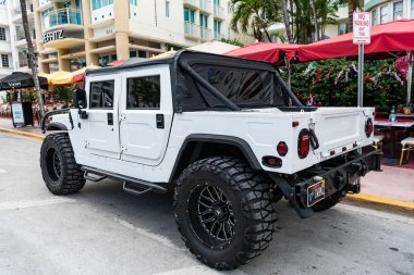 Miami, Florida, ABD - 14 Temmuz 2025: 1993 General Hummer SUV arabası. Lüks SUV AM General Hummer. Car AM General Hummer dışarıda park halinde. Beyaz araba, köşe manzaralı.