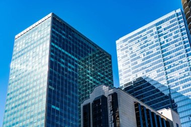 İş şehri. Şehir mimarisi. Modern cam bina. Yansıtıcı cam mimarisi. Mimarlık sektörü. Mimarlık. İş binası. Cam bina. Kentsel iş merkezi.