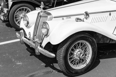 Chicago, Illinois, ABD - 08 Eylül 1954 MG TF 1500 iki koltuklu, üstü açılabilir eski araba, köşe manzaralı. Retro beyaz araba. 1954 MG TF 1500 model araba. 1954 Chicago 'da MG TF