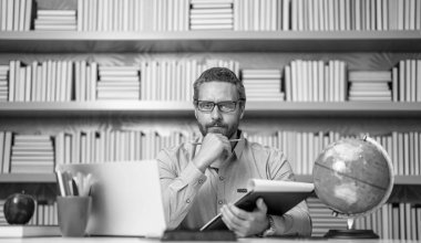 İspanyol öğretmen bilgisini ve eğitimini paylaşıyor. Sınıfta öğretmenlik dersi. Okulda öğretmenler sınıfı. Okula dönüyorum. Sınıfın işyerindeki öğretmen. Ömür boyu öğrenme.