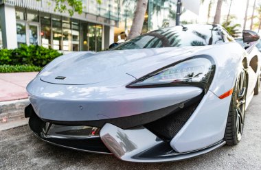Miami, Florida, ABD - 13 Nisan 2025 McLaren GT 'nin arabası açık hava manzaralı. McLaren 570 S 2019 spor araba. Lüks gri spor araba McLaren GT. Supercar taşımacılığı.