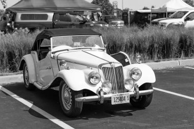 Chicago, Illinois, ABD - 08 Eylül 1954 MG TF 1500 iki koltuklu, üstü açılabilir eski araba, köşe manzaralı. Retro beyaz araba. 1954 MG TF 1500 model araba. 1954 Chicago 'da MG TF