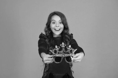 Portakallı doğum günü partisine hazır bir kız. Parti eğlencesi ve kutlama. Bday aksesuarlar. Komik parti malzemeleri. Doğum günü partisi aksesuarları olan harika bir kız. Doğum günün kutlu olsun. Mutlu ve şaşkın.