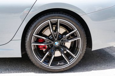 Miami, Florida, ABD - 19 Nisan 2025: BMW M340i 2023 spor araba sedanı. Lüks sedan spor araba M3 yarışması. Araba M3 yarışması XDrive dışarıda park halinde. Limon rengi sedan araba, tekerlek manzaralı..