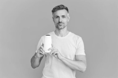 Erkekler için kozmetik ürünleri sunuyorum. Tıraş losyonu. Markasız malı olan adam. Saç bakımı ve cilt bakımı. Traş losyonu kozmetik ürünleri. Kepeğe karşı saç jölesi. Tıraş losyonu teklif et. Sıcaktan koru.