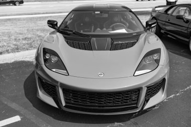 Chicago, Illinois, ABD - 08 Eylül, 2024: 2005 Lotus Evora GT 400 spor araba, ön görüş. Turuncu spor araba. Modern 2021 Lotus Evora GT arabası. 2021 Lotus Evora GT Chicago 'da