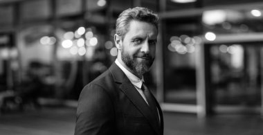 Ofis müdürü. İş adamı portresi. Takım elbiseli bir iş adamı. Olgun İspanyol yakışıklı iş adamı. İş adamı portresi. Başarılı bir iş. Girişimcinin başarısı.