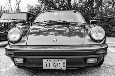Chicago, Illinois - 29 Eylül, 2024 Porsche 911 Carrera Targa caddeye park etti. 1989 Porsche 911 Carrera Targa lüks spor antika araba