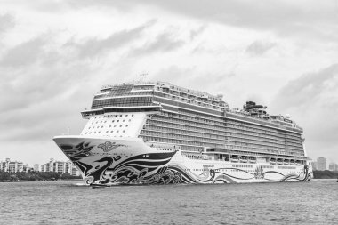 Miami, Florida, ABD - 07 Kasım 2024: Yaz tatilinde yolcu gemisi. Gemi seyahati ve deniz yolculuğu. Lüks yolcu gemisi. Norveçli eğlence gemisi. Gemi tatili. Norveç yolcu gemisi, NCL.