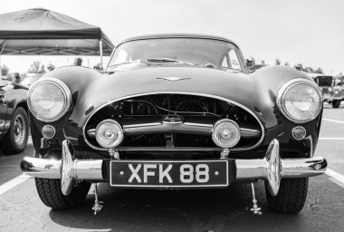 Chicago, Illinois, ABD - 08 Eylül 2024: Jensen 541R retro araba, ön manzara. Retro araba. Vintage Jensen 541R yeşil araba. Jensen 541R Chicago 'da