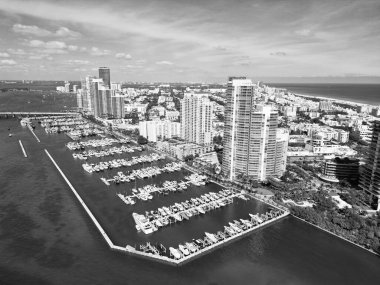 Lüks yatı olan Miami marinası. Yaz tatili. Lüks Güney Sahili marinası. Lüks bir yat. Miami güney sahili manzaralı. Yat kulübü. Marina Miami, Florida 'da. Biscayne Körfezi. Kenetlenmiş gemiler.