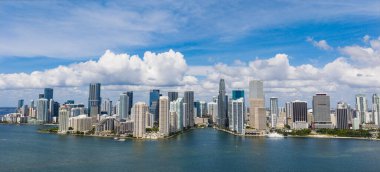 Miami 'de Brickell' in hava manzarası. Güneşli bir günde Miami 'nin göbeğinde. Miami Sahili ve Brickell 'in manzarası. Miamis Gökdelenleri. Brickell 'in ünlü simgeleri. Miami şehir merkezi manzarası