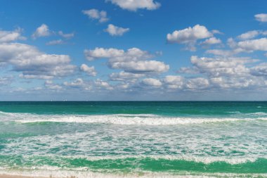 Deniz ufkuyla gökyüzü. Deniz doğası ile sakin bir ufuk. Deniz manzarasında romantik bir yaz tatili. Günbatımı denizi ve deniz manzarası. Deniz ufku manzarası. Yaz tatilinde bulutlu gökyüzü ve deniz manzarası. Kıyı cenneti.