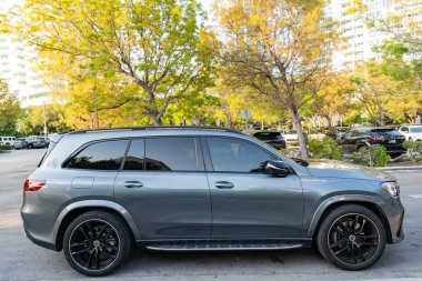 Miami, Florida, ABD - 17 Nisan 2025 Lüks SUV Mercedes Benz GLS. Mercedes Benz GLS dışarıda park halinde. Gri araba, alçak görüş. 2025 Mercedes Benz GLS SUV araba.