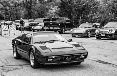 Chicago, Illinois - 29 Eylül 2024: 1980 Ferrari 308 GTSi. Kırmızı 1980 Ferrari 308 GTSi yolda