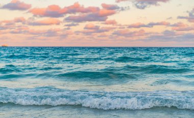 Denizde dramatik gündoğumu ufku. Günbatımı deniz manzarasında romantik bir yaz tatili. Okyanusta gün batımı. Yaz tatilinde gün batımı deniz manzarası. Deniz kıyısında gün doğumu.