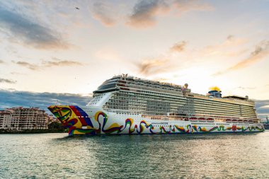 Miami, Florida, ABD - 23 Aralık 2024 Yaz Tatili Gezisi. Norveç yolcu gemisi. Gemi turu ve deniz seyahati. Gemi seyahate koyuluyor. Norveççe Tekrar Yolcu Gemisi Yolculuğu.