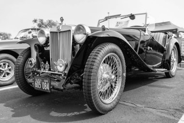 Chicago, Illinois, ABD - 08 Eylül 2024: MG TA spor yarış arabası 1938 üstü açılır araç, ön görüş. Retro spor araba. Üstü açık MG TA araba. Chicago 'da MG TA