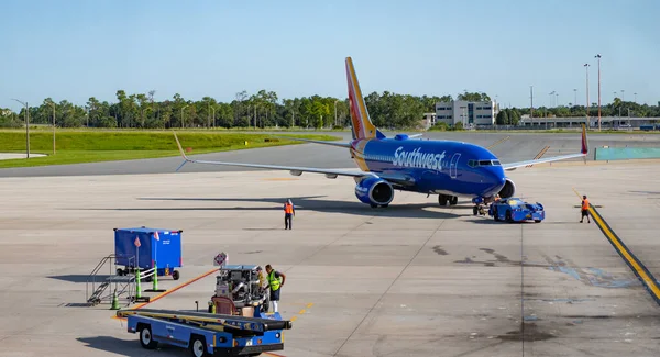 Miami, Florida, ABD - 06 Ağustos 2025: Boeing 737 MAX. Havayolu için uçak terminali. Southwest Havaalanı 'ndan kalkan uçak. Havaalanı terminali. Kalkış ve havaalanına varış. Güneybatı Havayolları.