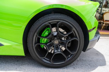 Miami, Florida, ABD - 12 Temmuz 2025: lüks yeşil araba Lamborghini Huracan LP580. Lamborghini Huracan LP580 'in arabası dışarıda park edilmiş. Lamborghini, köşe manzaralı. 2017 Lamborghini Huracan LP580-2 spor araba.