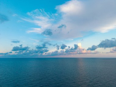 Deniz bulutlu gökyüzü ile ufuk çizgisi. Denizde sakin bir ufuk. Romantik yaz tatili deniz manzarası. Deniz manzarası cenneti. Okyanus sahilinde gün doğumu. Yaz tatilinde gün batımı deniz manzarası. Sakin deniz.