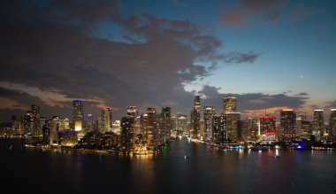 Miami şehir merkezindeki Brickell siluetinin hava gece görüntüsü. Miami 'deki gökdelenler. Brickell finans bölgesinin manzarası. Brickell, Miami 'de. Brickell Şehir Manzarası