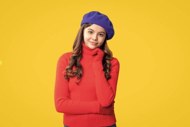 Sonbahar tarzının modaya uygun portresi. Sonbahar montlu kız sarıda soyutlanmış. Genç kız bere takıyor. Sonbahar moda kızı. Moda ve şık bir genç kız. Gençler için sonbahar moda tarzı. Sonsuz moda.