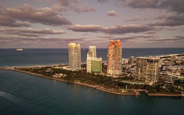 Skyline panorama. Deniz sahili. Miami Güney Sahili hava manzarası. Miami marinası, Florida 'daki Skyline hava sahası. Günbatımlı Miami Havayolları. South Beach 'teki liman manzarası. Miami silüeti.