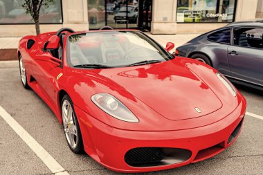 Chicago, Illinois - 29 Eylül 2024: Ferrari 360 Spider kırmızısı. Ferrari 360 caddeye park etmiş. Köşeden bak. Lüks Ferrari 360 Chicago 'da