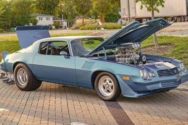 Park Ridge, Illinois, ABD - 22 Ağustos 2024: Chevy Camaro açık hava. Otomobil fuarında açık motorlu Retro elektrikli mavi araba, yan görüş. Chevrolet Camaro Z28 eski model araba. Chevrolet Camaro Z28 'in mavi arabası..