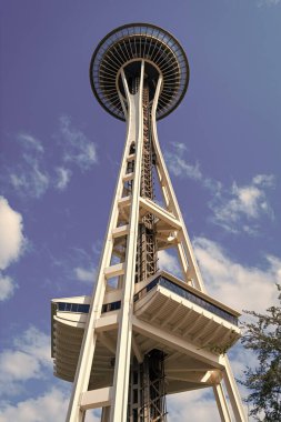 Seattle, Washington, ABD - 26 Temmuz 2024: Modern Seattle mimari simgesi. Uzay iğnesinin mimarisi. Seattle ve Space Needle kulesi. Gökyüzü kadar yüksek mimari simgesi. Seattle dönüm noktası.