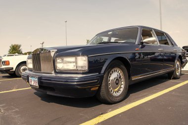 Chicago, Illinois, ABD - 08 Eylül 2024 Rolls Royce Silver Spur aracı, köşe manzaralı. Retro klasik araba. Rolls Royce Silver Spur arabası. Rolls Royce Silver Mahmuzu Chicago 'da.