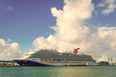 Miami, Florida, ABD - 03 Kasım 2024: Gemi turu ve deniz yolculuğu. Miami sahil limanında gemi. Karnaval Horizon yolcu gemisi yolculuğu. Yaz tatilinde gemi turu. Karnaval Gemi Gemisi.