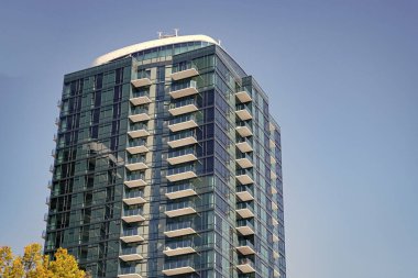 Perspektif gökdeleni. Konut mimarisi. İş gökdeleni binası. Mimari inşaat sektörü. Cam gökdelen. Şehir mimarisi. Ofis binasının mimarisi.