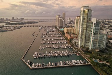 Yaz tatili. Lüks Güney Sahili marinası. Lüks bir yat. Miami güney sahili manzaralı. Yat kulübü. Marina Miami, Florida 'da. Özel rıhtım. Lüks yatı olan Güney Point Miami marinası. Seyahat hedefi.