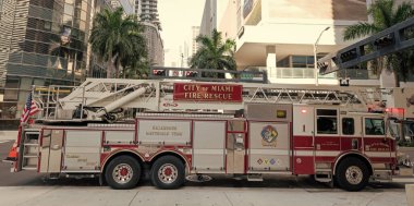 Miami, Florida, ABD - 01 Aralık 2024: İtfaiye aracı. Miami 'de itfaiye. Dışarıda büyük bir itfaiye aracı var. İtfaiye aracı, yan görüş. Tehlikeli madde ekibi. Özel itfaiye aracı..