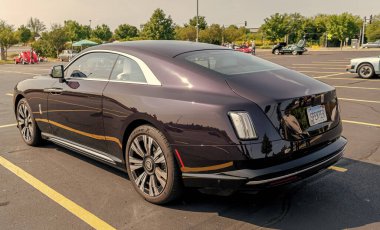 Chicago, Illinois, ABD - 08 Eylül 2024 Rolls Royce Spectre elektrikli süper coupe arabası, köşe manzaralı. Elektrikli araba. Rolls Royce Spectre elektrikli araba. Chicago 'dan Rolls Royce Spectre
