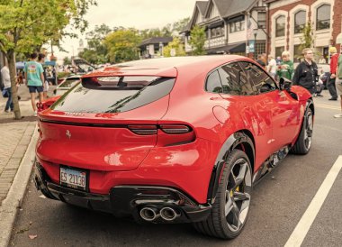 Chicago, Illinois - 29 Eylül 2024 Ferrari Purosangue kırmızı renk. Ferrari Purosangue SUV sokağa park etmiş. Arkadan bak. Şatoda lüks Ferrari Purosangue