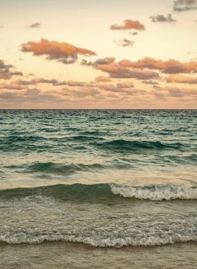 Deniz ufku manzarası. Yaz tatilinde bulutlu gökyüzü ve deniz manzarası. Deniz ufkuyla gökyüzü. Deniz doğarken sakin ufuk manzarası. Deniz manzarasında romantik yaz tatili gündoğumu. Uzak deniz ufku.