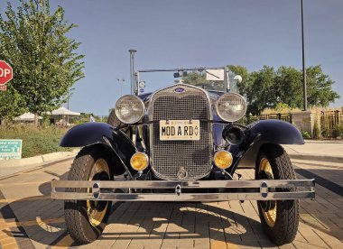 Park Ridge, Illinois, ABD - 21 Ağustos 2024: Ford 1927 üstü açık, roadster retro araba. Üstü açılabilen Ford A. Ford 'un klasik arabası. Otomobil fuarında park edilmiş Retro araba, ön manzara..