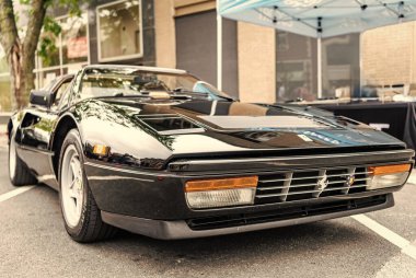 Chicago, Illinois - 29 Eylül 2024: Klasik Ferrari 328 GTS siyah rengi. Klasik Ferrari 328 GTS sokağa park edilmiş. Ön manzara. Retro Ferrari 328 GTS Chicago 'da