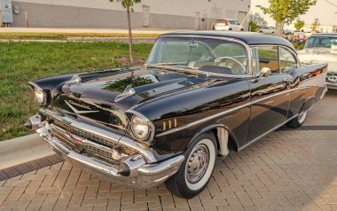 Park Ridge, Illinois, ABD - 22 Ağustos 2024 Chevrolet Bel Air 'in siyah arabası. Chevy Bel Air. Otomobil fuarında park edilmiş siyah araba, köşe manzaralı. Chevrolet Bel Air retro araba.