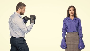 İş ortakları arasındaki şirket rekabeti. İş adamları boks eldivenleriyle dövüşmeye hazır. Beyazlar izole edilmiş..