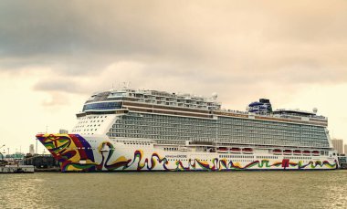 Miami, Florida, ABD - 4 Kasım 2024: Norveç yolcu gemisi yolculuğu. Yaz tatilinde gemi turu. Norveçli gemi şirketi. Gemi turu ve deniz seyahati. NCL Gemisi.