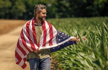 4 Temmuz. Amerikan İşçi Bayramı. Amerikan bayrağı ve çiftçi adam. ABD bayrağı. Bağımsızlık Günü. Sahadaki adam. Ekin tarlasında Amerikan bayrağı taşıyan adam. Amerika 'nın Bağımsızlık Günü. Hasat ve tarım..