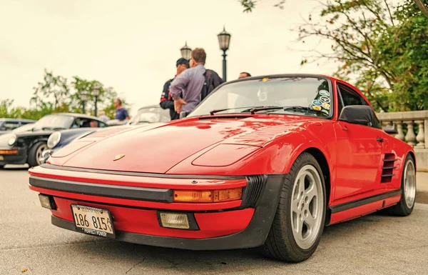 Chicago, Illinois - 29 Eylül 2024: Porsche 930 turbo veya 911 kırmızı rengi. Porsche 930 turbo ya da sokağa park edilmiş 911. Ön manzara. Porsche 930 turbo veya Chicago 'da 911