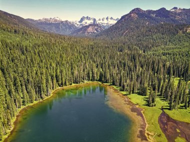 Cooper Gölü 'nün dağ ve orman manzarası. Doğa manzarası. Washington 'daki Cooper Gölü. Cooper Gölü 'nün popüler doğa yürüyüşü. Cooper gölü ve dağ manzarası. Görkemli dağlar.